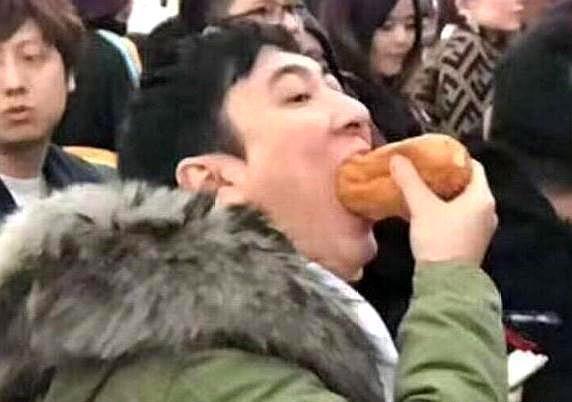 王思聪吃热狗照片 王思聪吃热狗照片